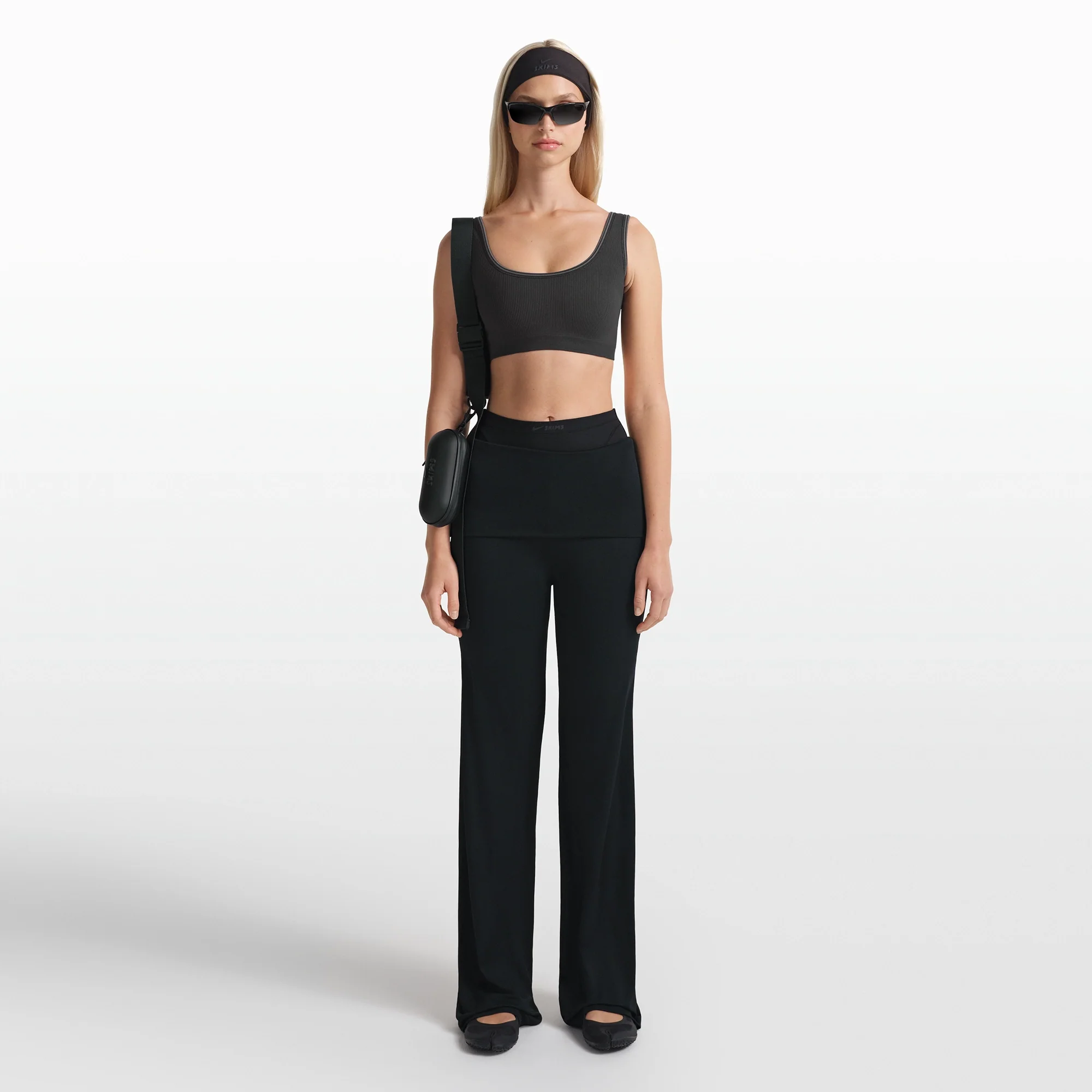 NikeSKIMS RIBBED SEAMLESS SCOOP BRA | OBSIDIAN - Image 2