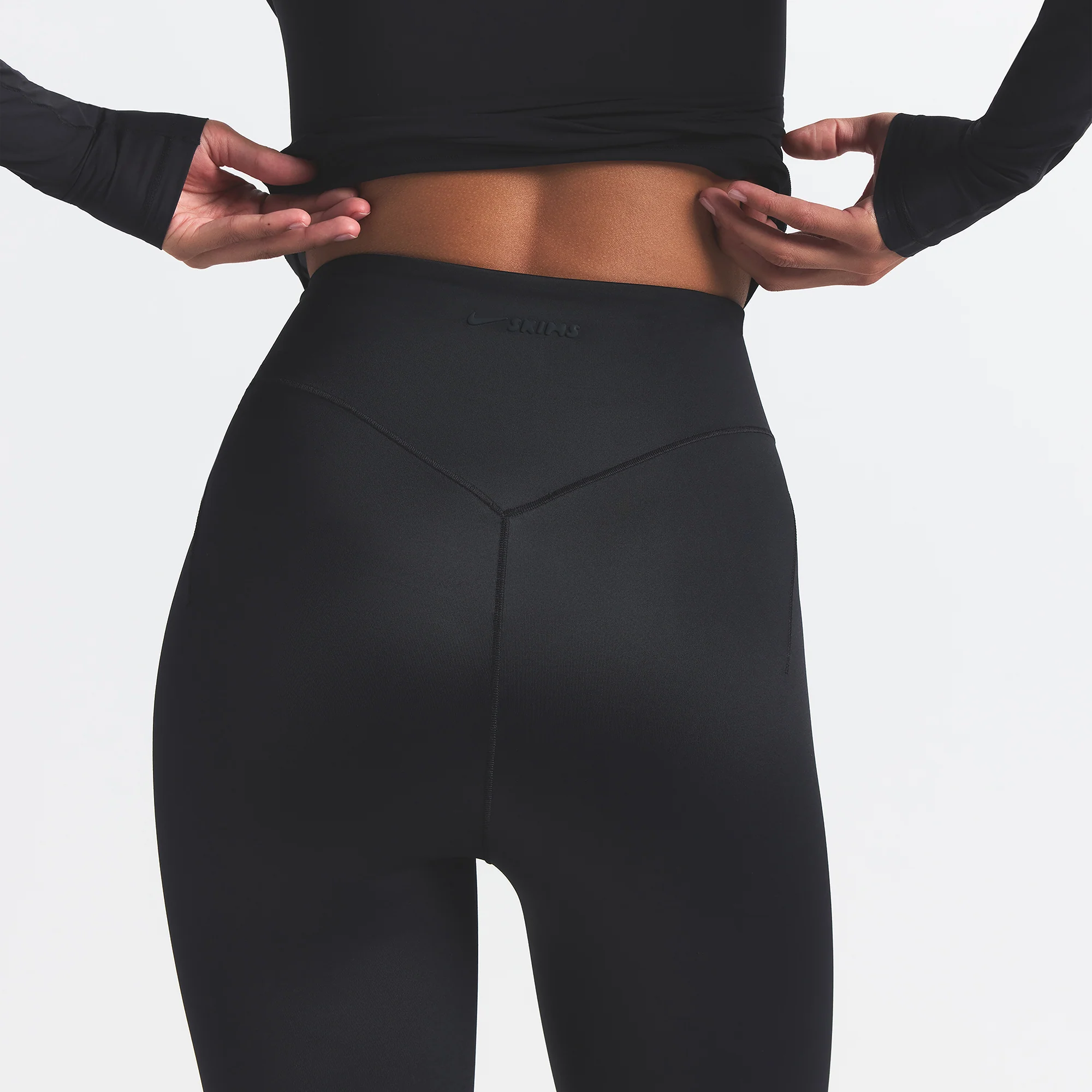 NikeSKIMS SHINE BONDED WAIST 26" LEGGING | OBSIDIAN - Image 3