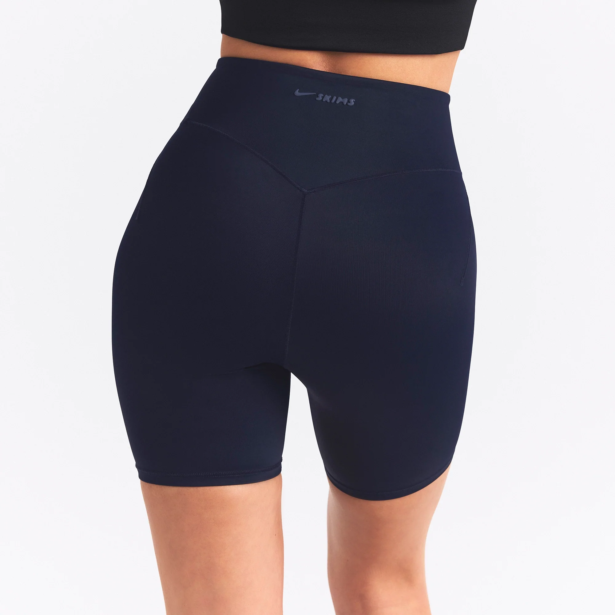 NikeSKIMS SHINE BONDED WAIST 5" BIKER SHORT | NAVY - Image 3