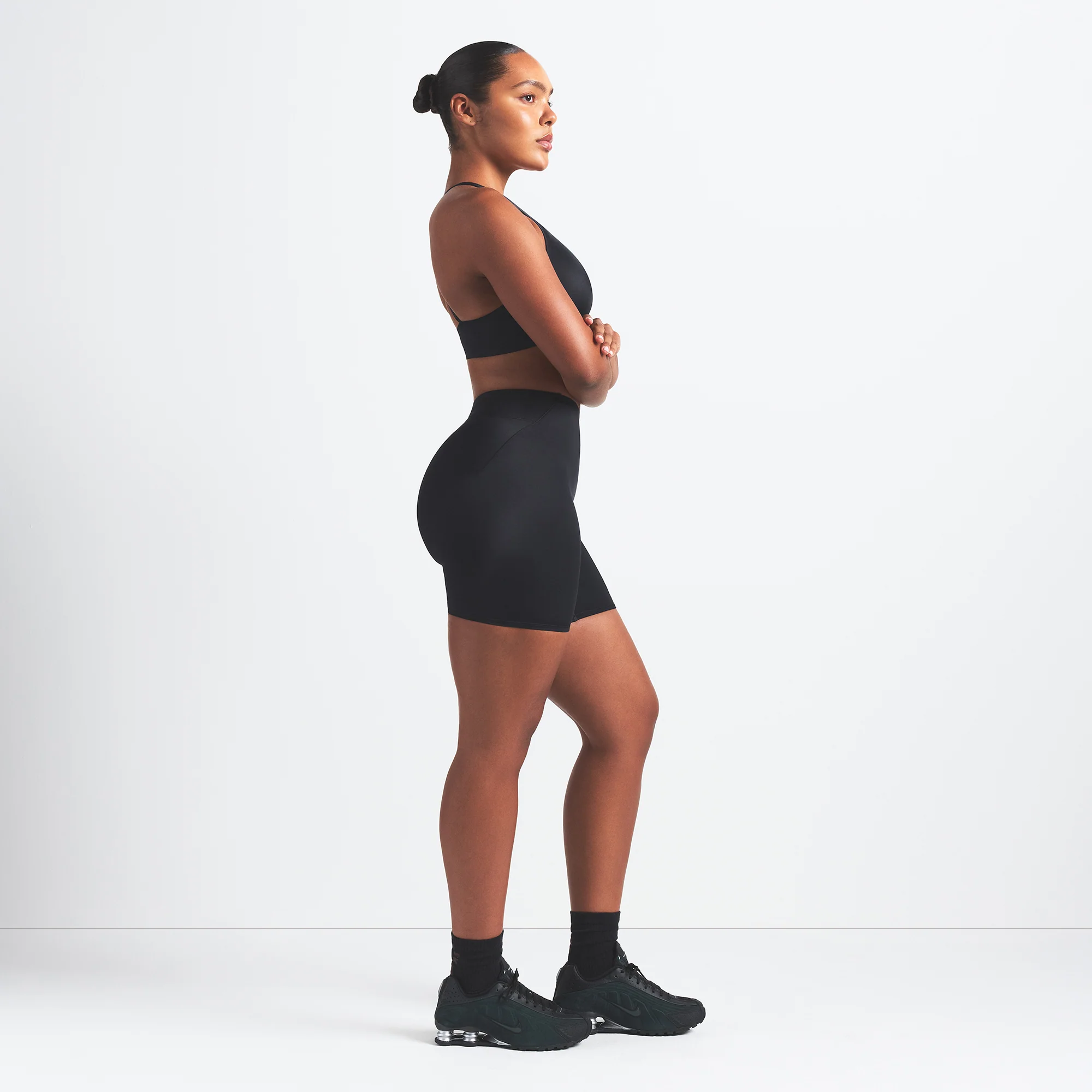 NikeSKIMS SHINE BONDED WAIST 5" BIKER SHORT | OBSIDIAN - Image 4