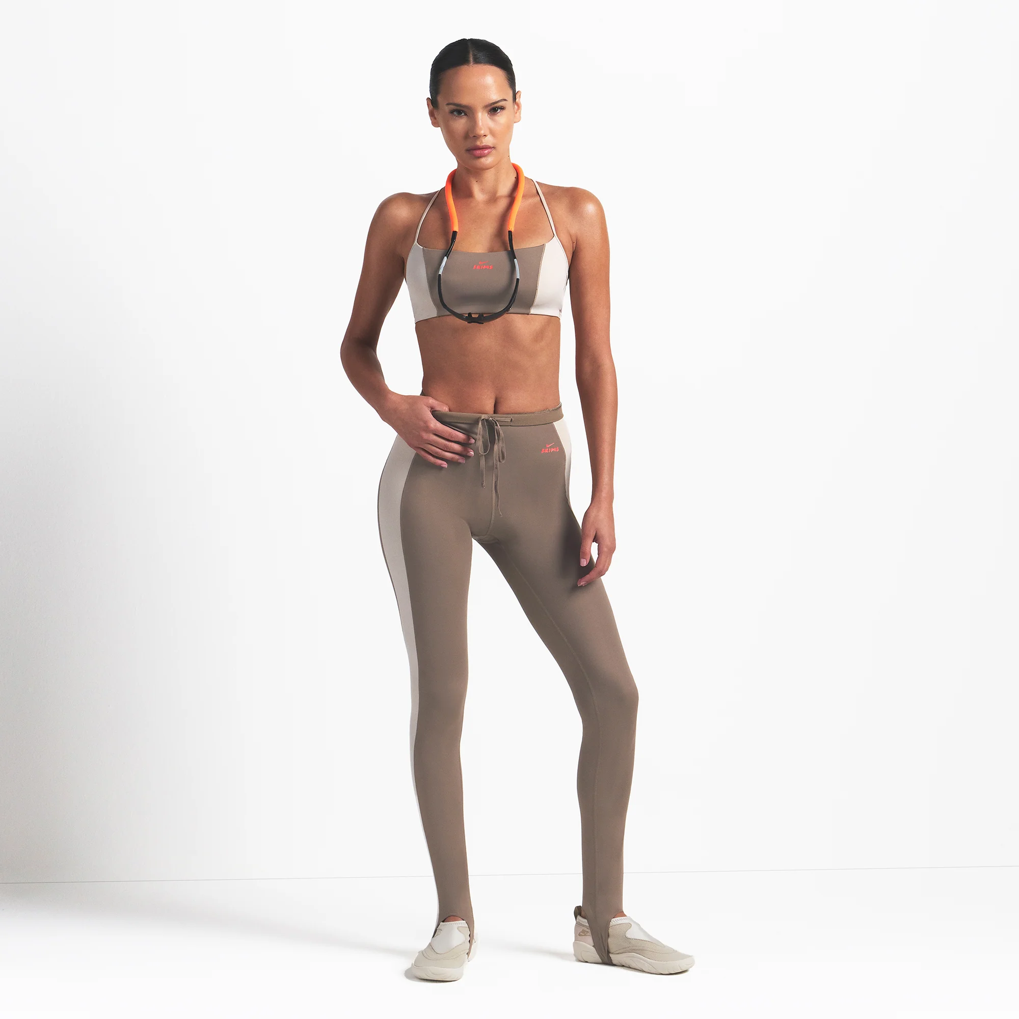 NikeSKIMS SHINE DRAWCORD STIRRUP 26" LEGGING | TRUFFLE AND STONE - Image 2