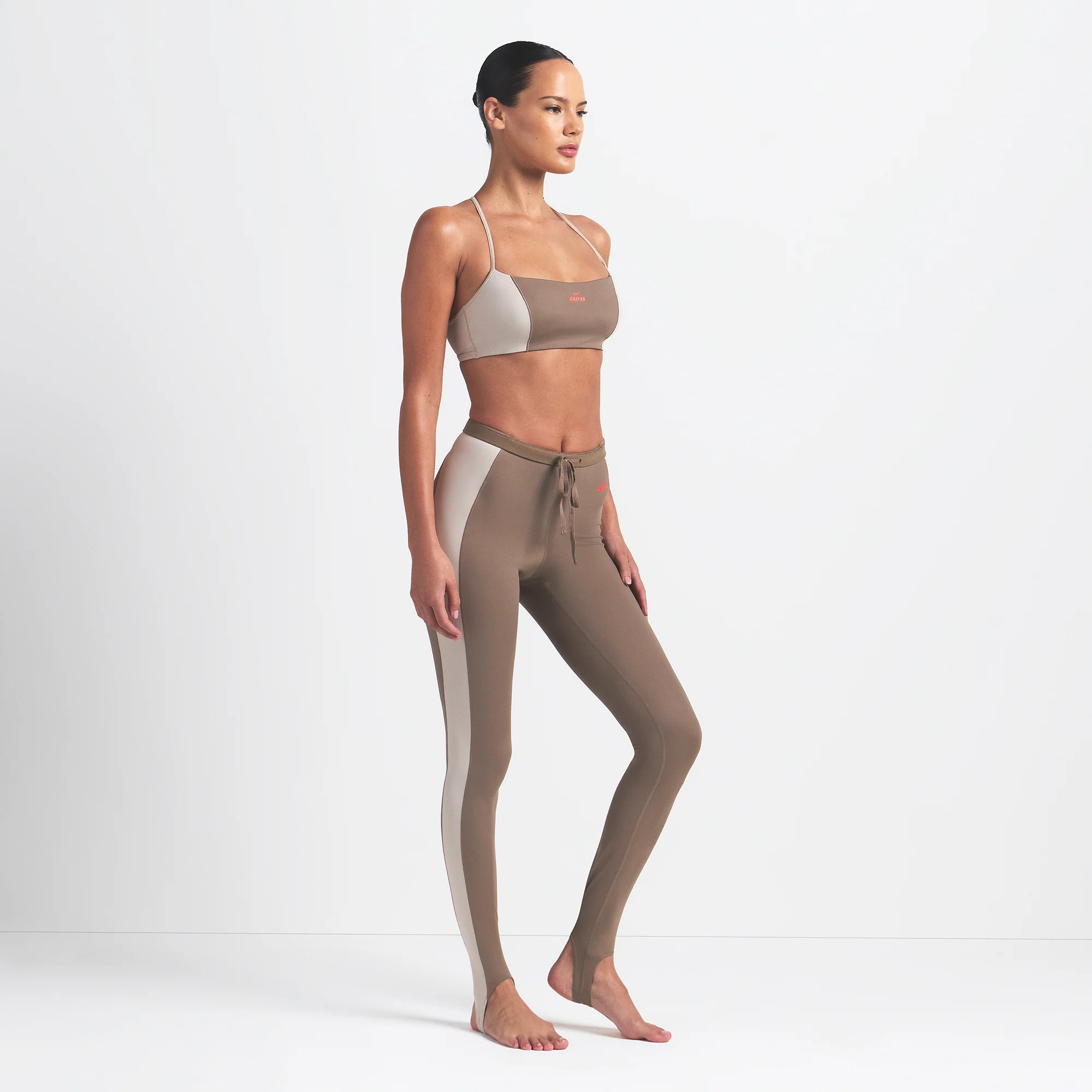 NikeSKIMS SHINE DRAWCORD STIRRUP 26" LEGGING | TRUFFLE AND STONE - Image 5