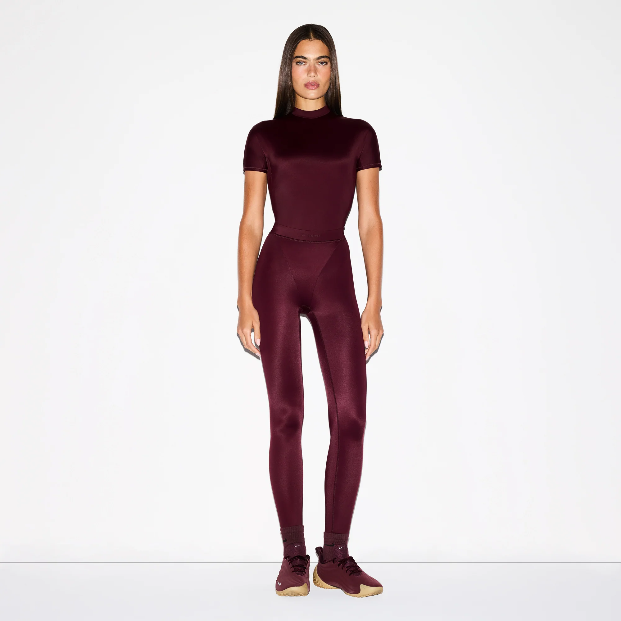 NikeSKIMS SHINE V-LINE 26" LEGGING | CURRANT - Image 2
