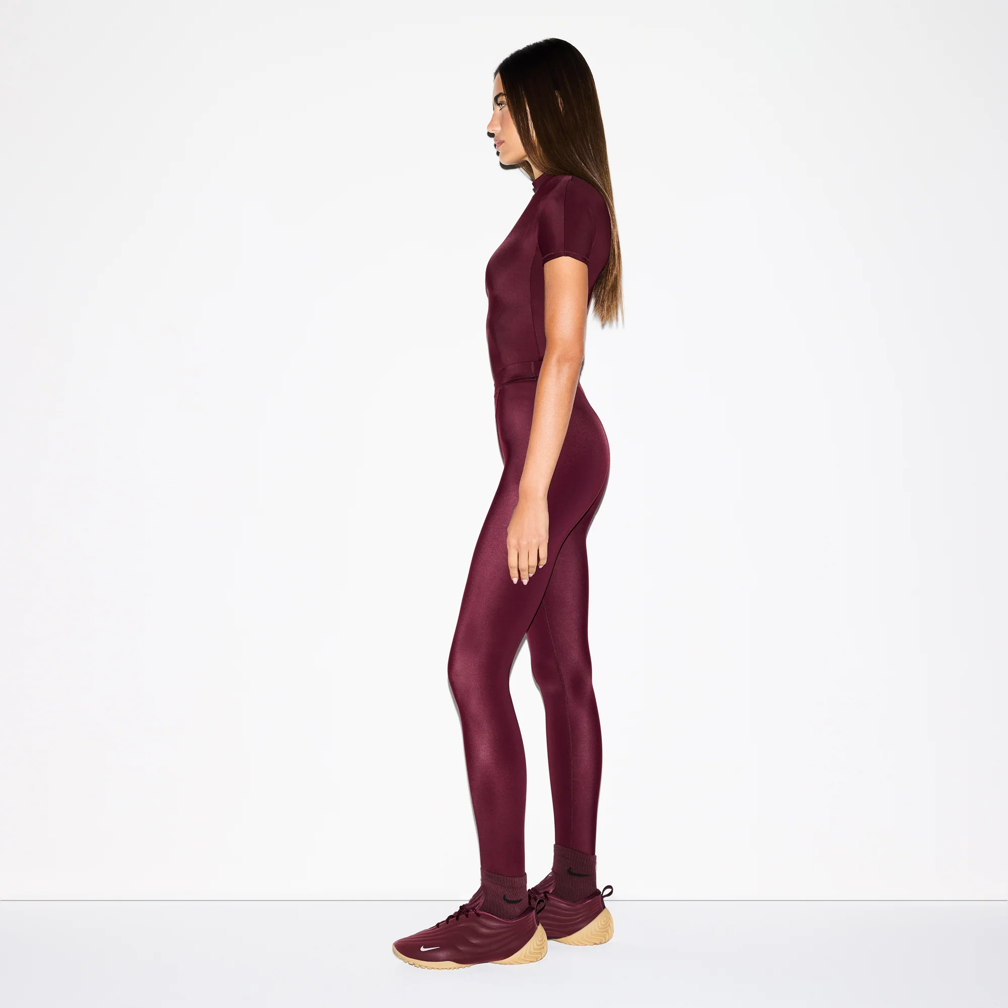 NikeSKIMS SHINE V-LINE 26" LEGGING | CURRANT - Image 4