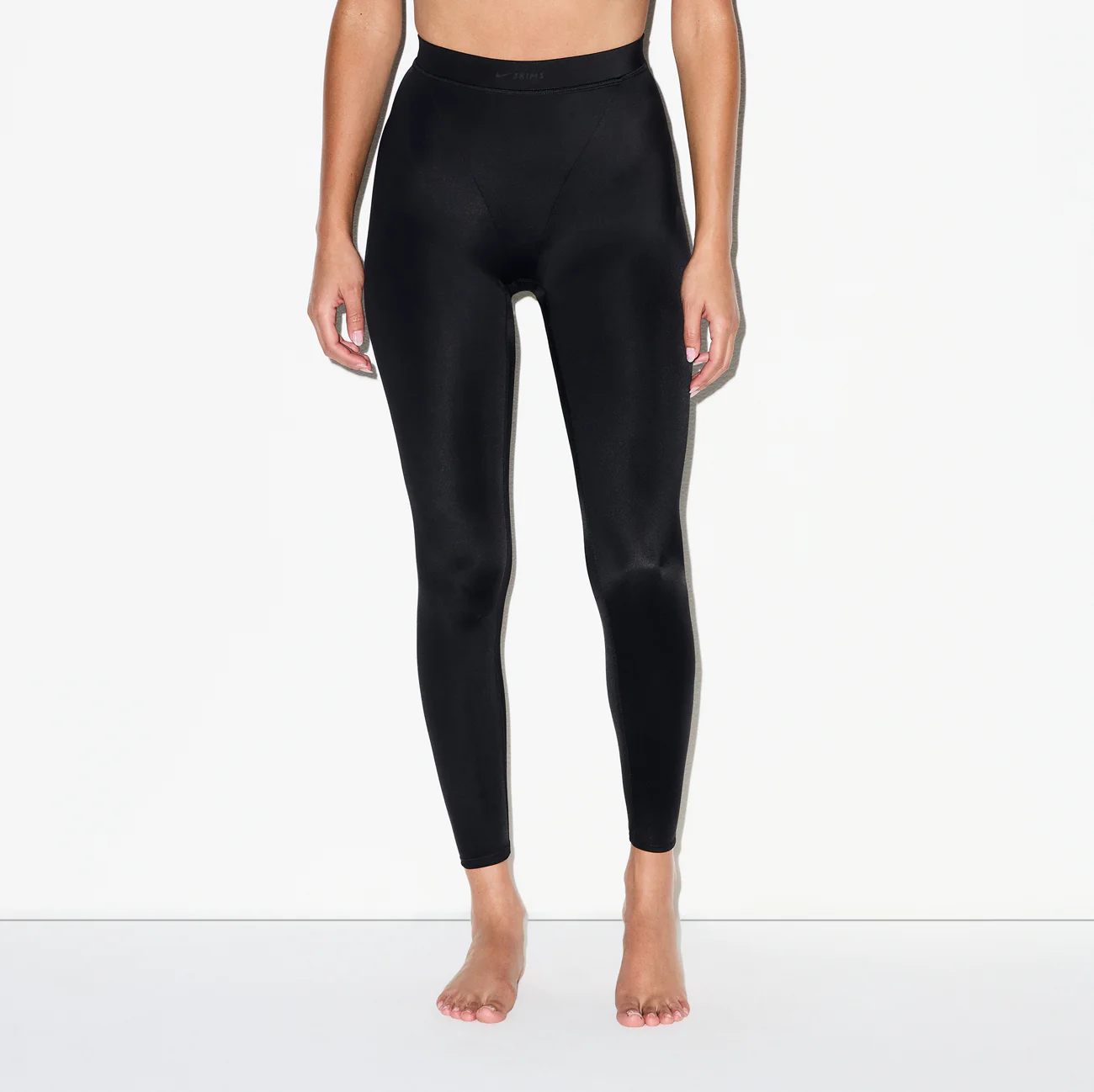 NikeSKIMS SHINE V-LINE 26" LEGGING | OBSIDIAN - Image 4