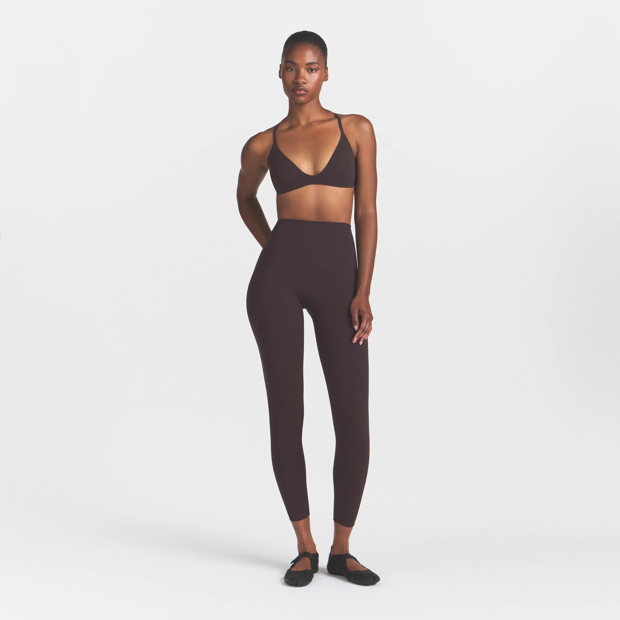 NikeSKIMS STUDIO STRETCH 26" LEGGING | DARK ROAST - Image 2