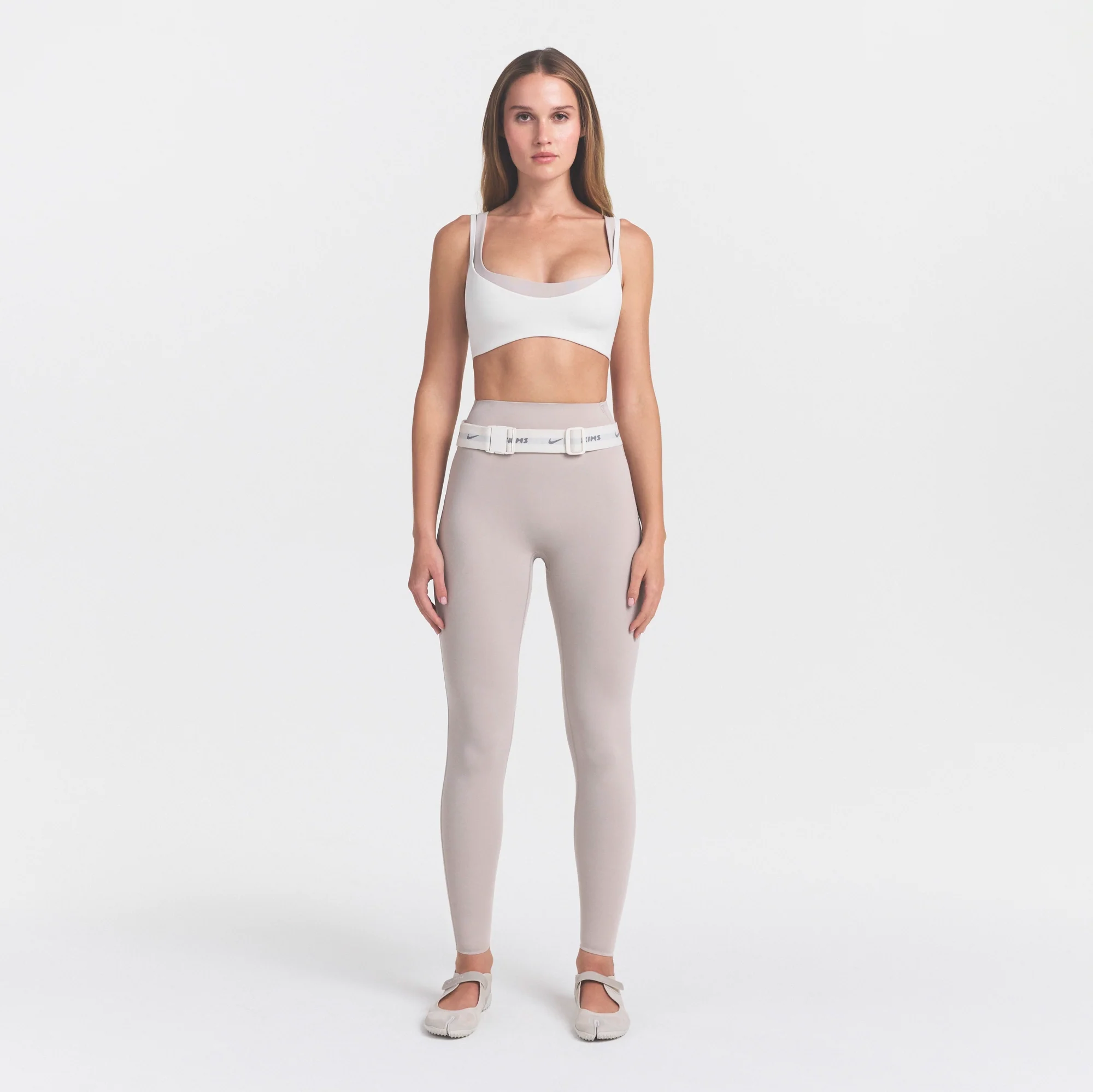 NikeSKIMS STUDIO STRETCH 26" LEGGING | LINEN - Image 2