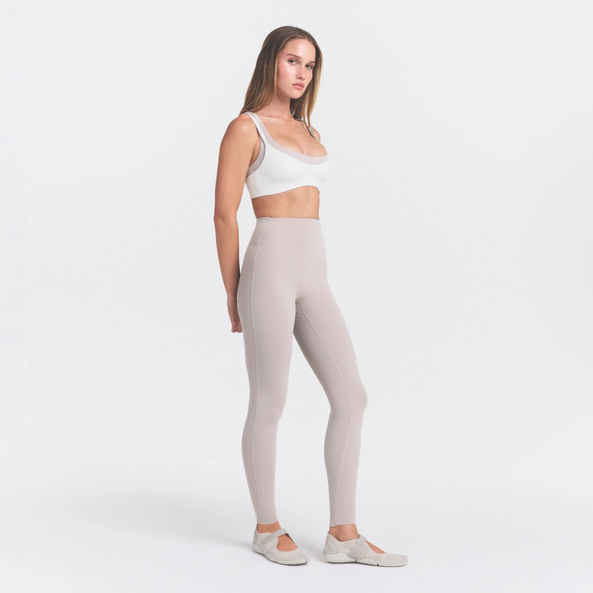 NikeSKIMS STUDIO STRETCH 26" LEGGING | LINEN - Image 3
