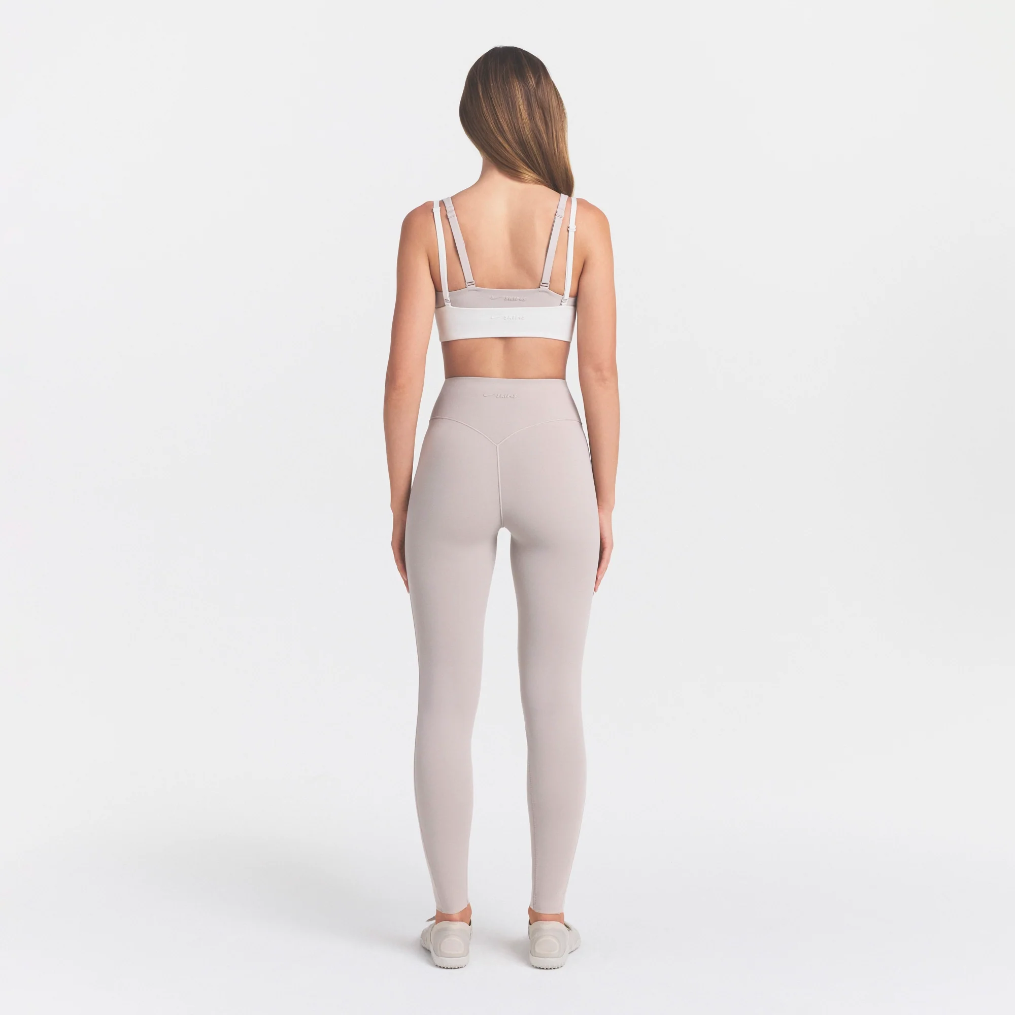 NikeSKIMS STUDIO STRETCH 26" LEGGING | LINEN - Image 5