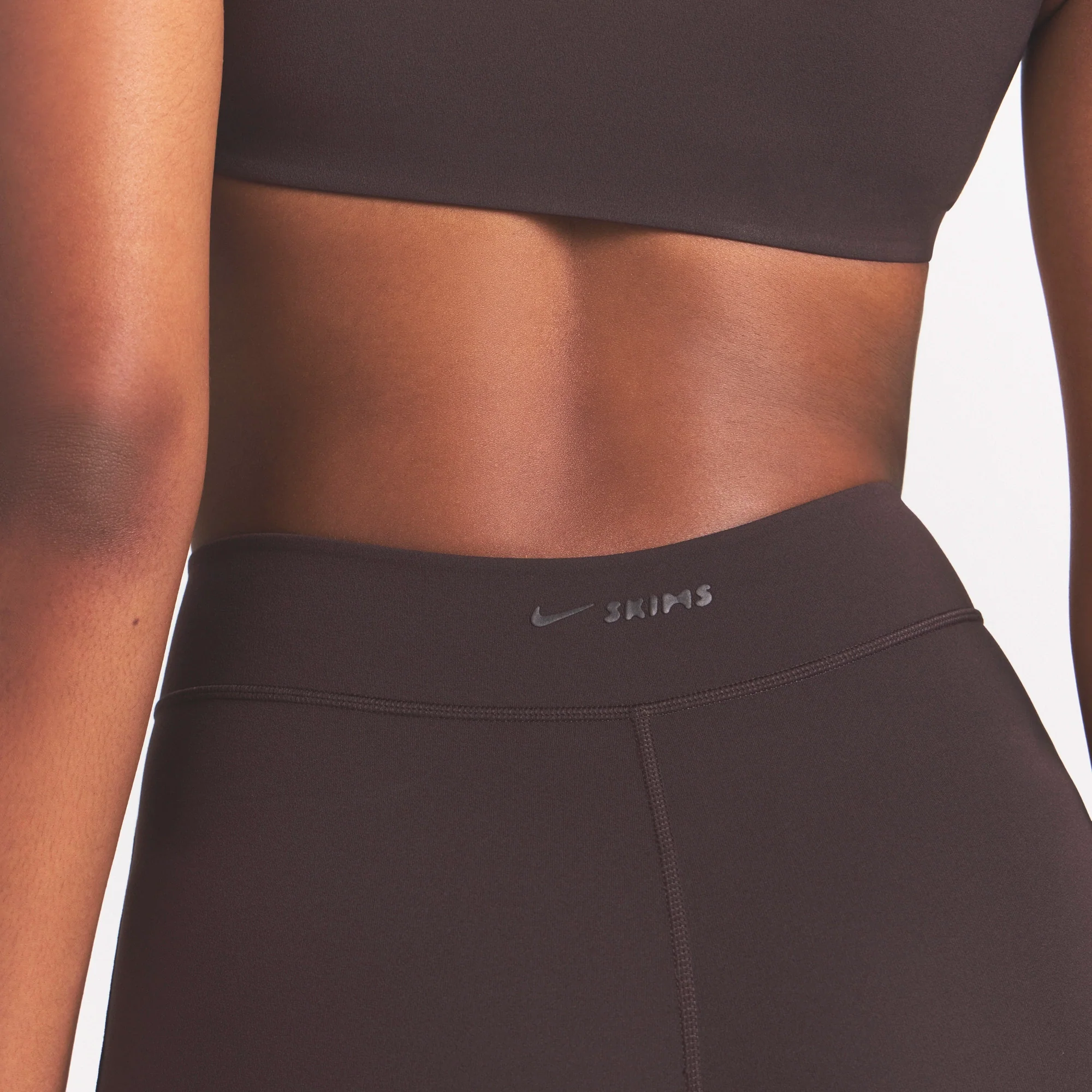 NikeSKIMS STUDIO STRETCH DIPPED 29" LEGGING | DARK ROAST - Image 5