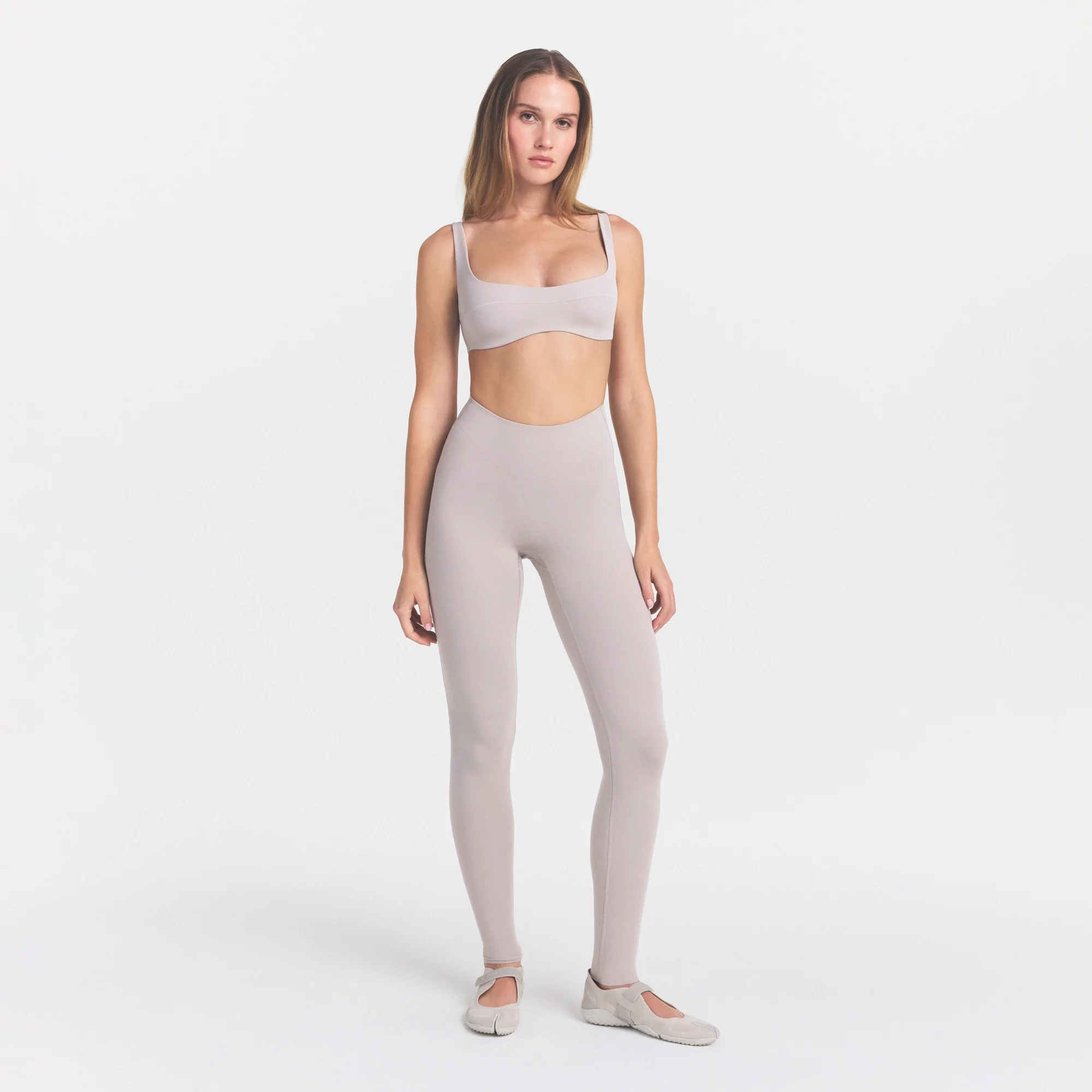 NikeSKIMS STUDIO STRETCH DIPPED 29" LEGGING | LINEN - Image 2