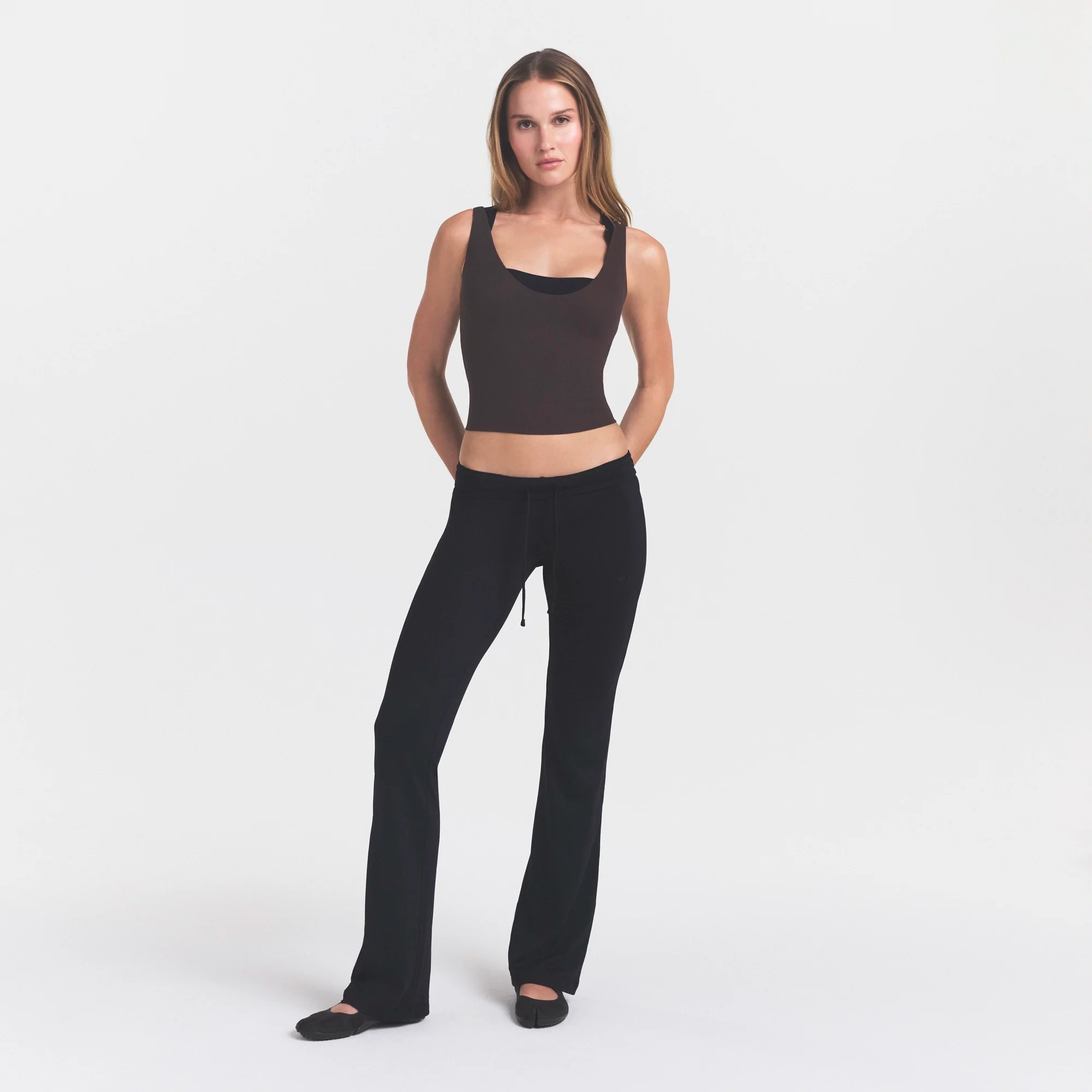 NikeSKIMS STUDIO STRETCH PLUNGE TANK | DARK ROAST - Image 2