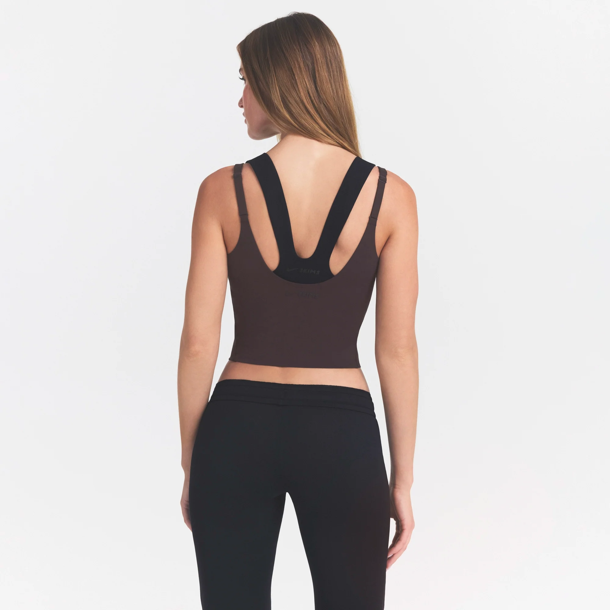 NikeSKIMS STUDIO STRETCH PLUNGE TANK | DARK ROAST - Image 4