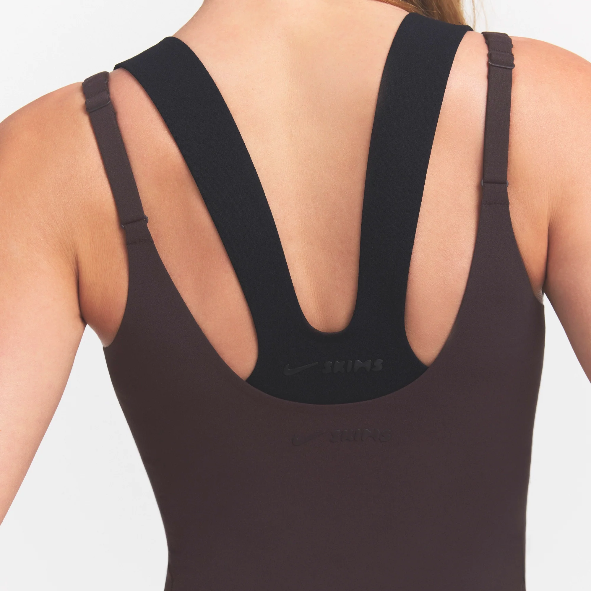 NikeSKIMS STUDIO STRETCH PLUNGE TANK | DARK ROAST - Image 5