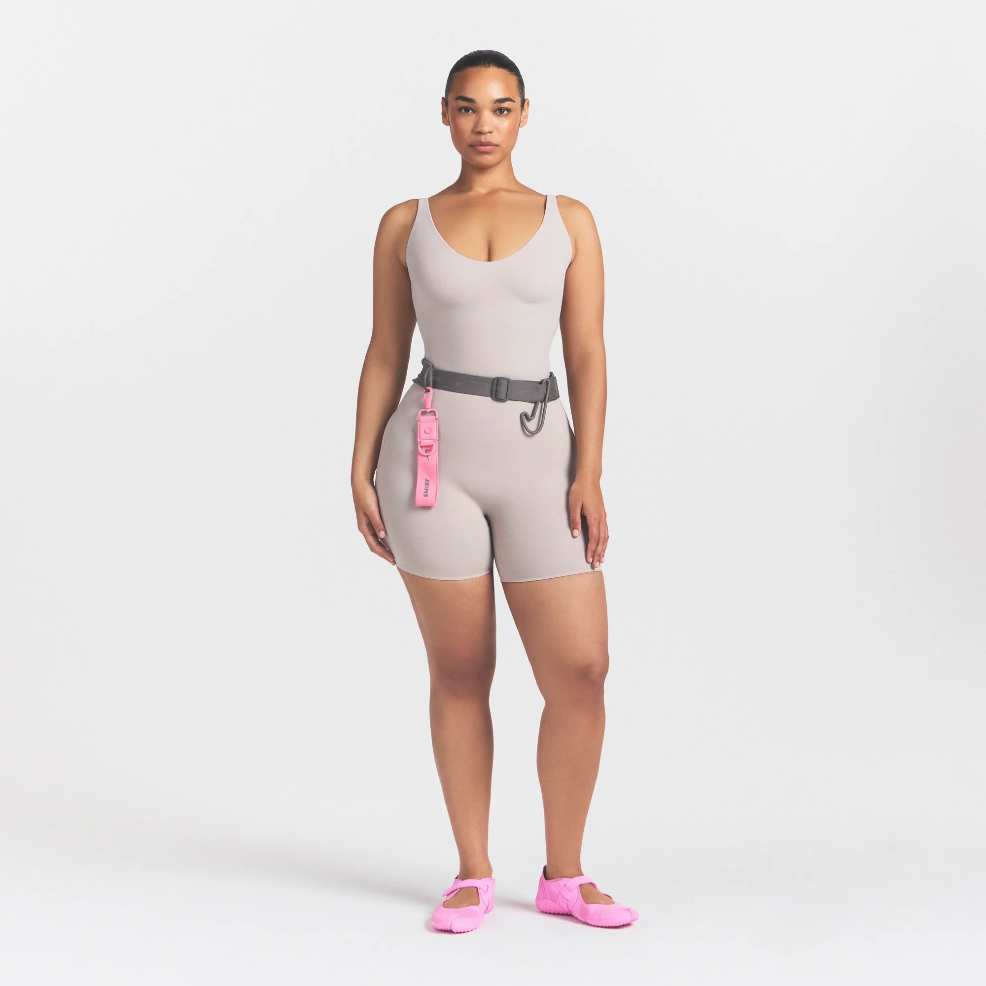 NikeSKIMS STUDIO STRETCH PLUNGE TANK | LINEN - Image 2