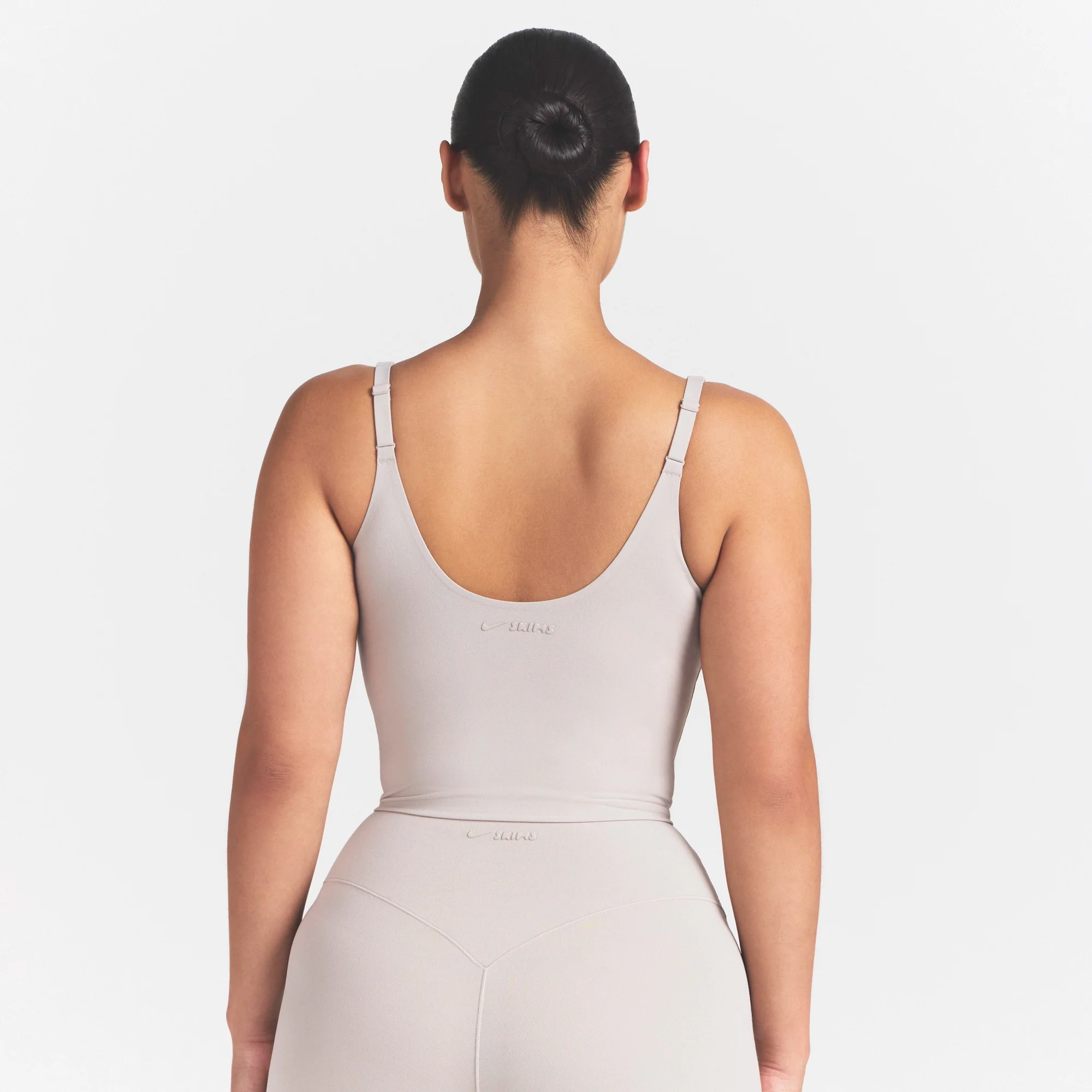 NikeSKIMS STUDIO STRETCH PLUNGE TANK | LINEN - Image 4