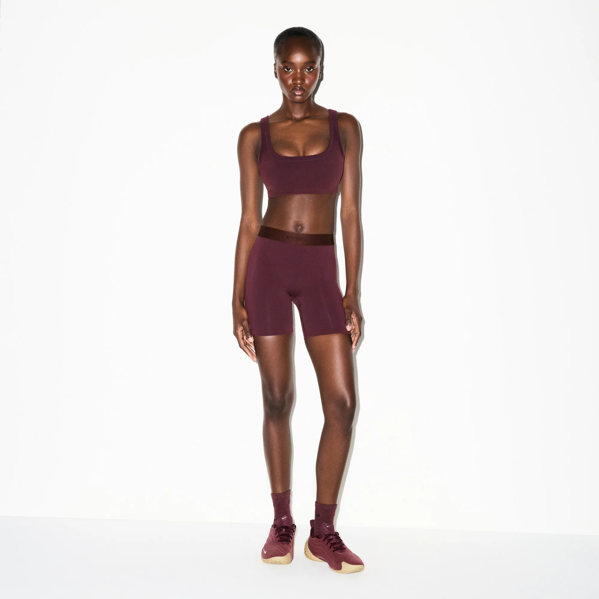 NikeSKIMS VINTAGE SEAMLESS SCOOP NECK BRA | CURRANT - Image 2