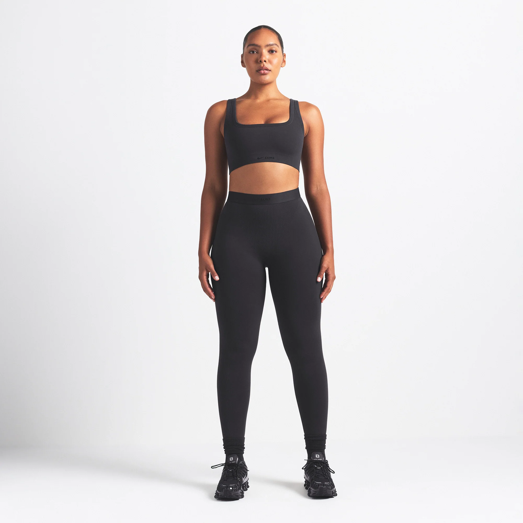 NikeSKIMS VINTAGE SEAMLESS SCOOP NECK BRA | OBSIDIAN - Image 3