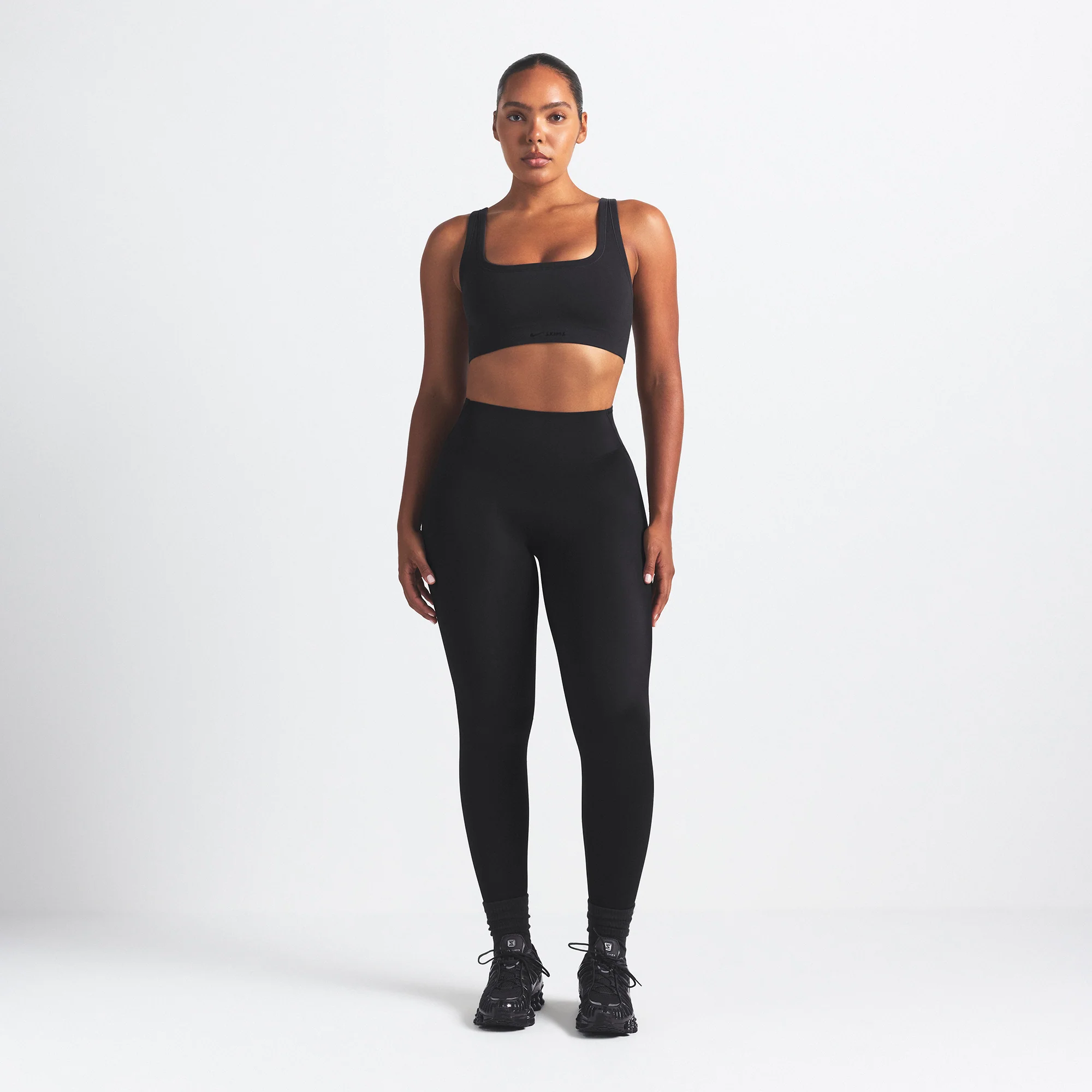 NikeSKIMS VINTAGE SEAMLESS SCOOP NECK BRA | OBSIDIAN - Image 5