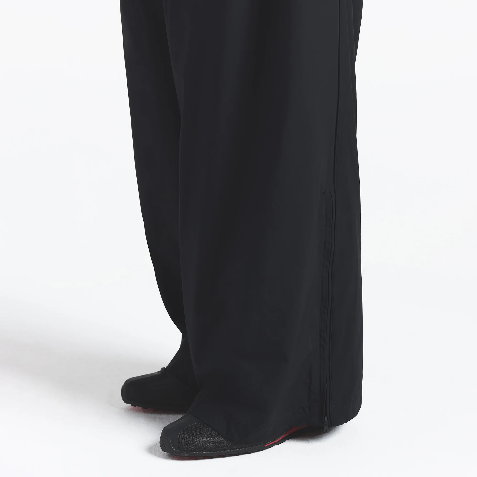 NikeSKIMS WOVEN NYLON OVERSIZED TRACK PANT | OBSIDIAN - Image 4