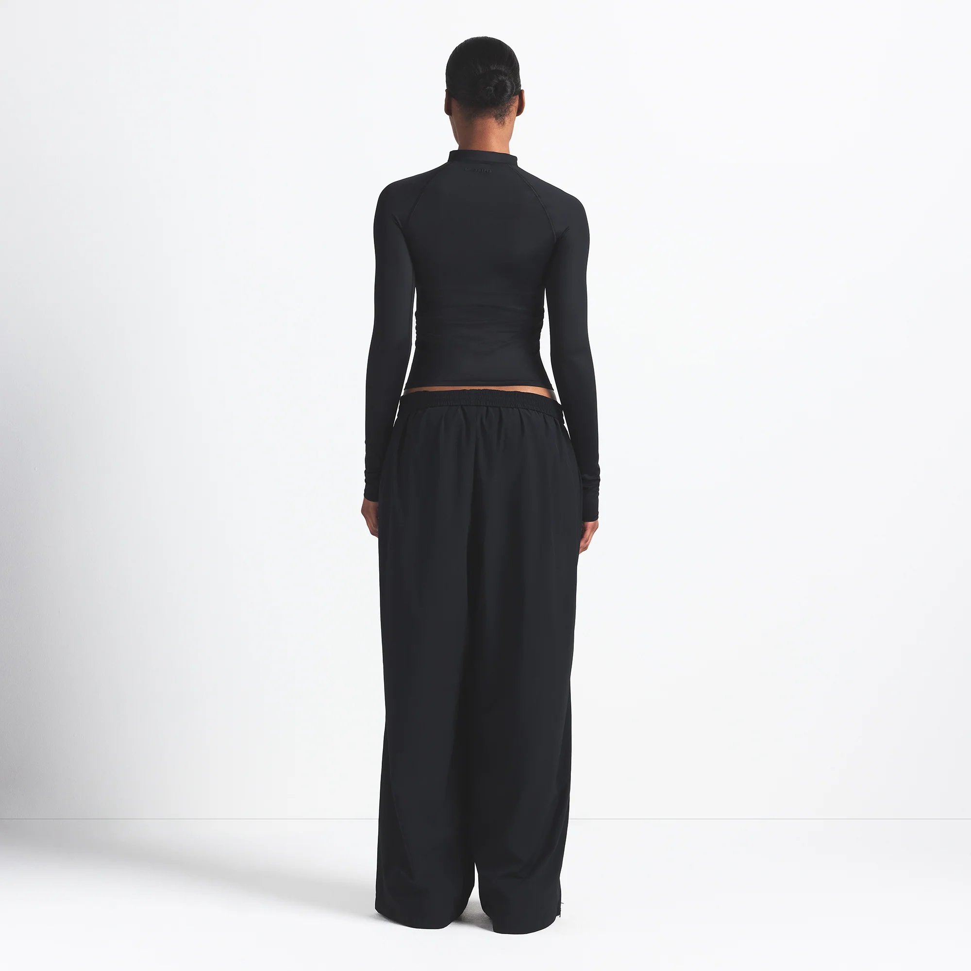 NikeSKIMS WOVEN NYLON OVERSIZED TRACK PANT | OBSIDIAN - Image 5