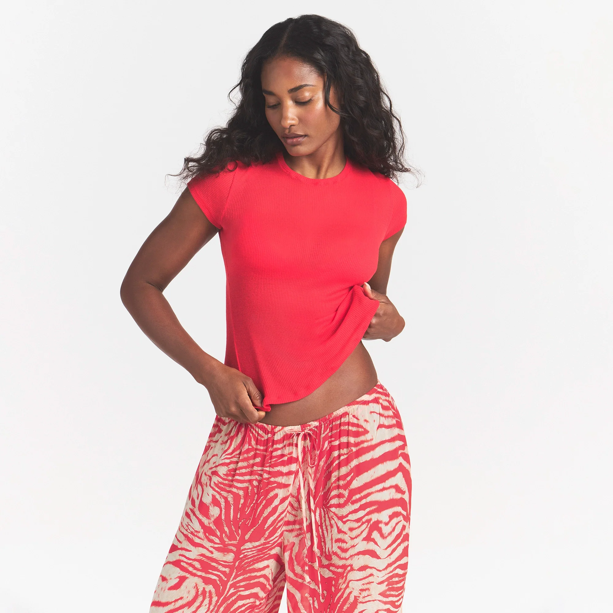 SHEER RIB T-SHIRT | CARMINE - Image 3