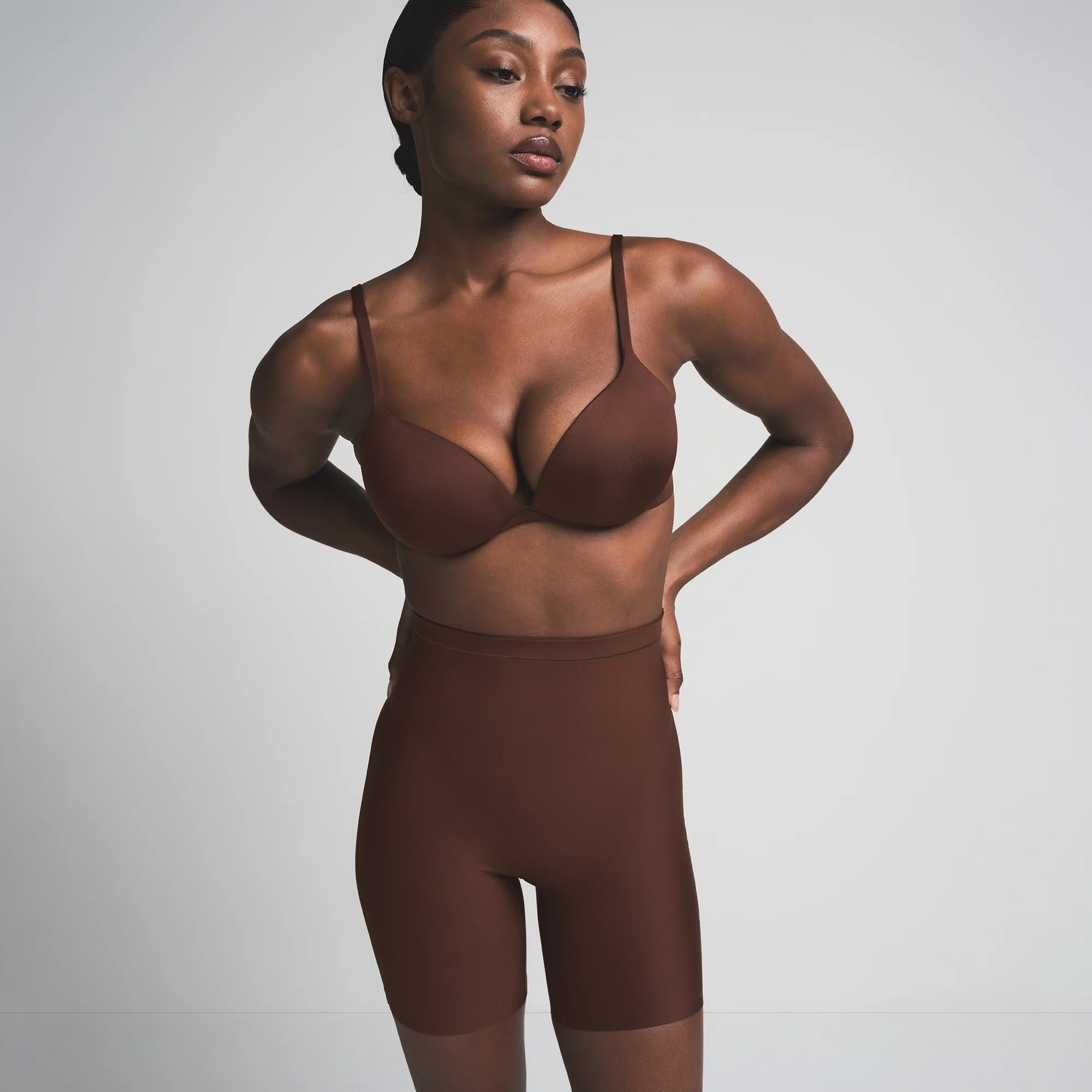 SKIMS BODY CORE SCULPT MID RISE SHORT | COCOA - Image 4