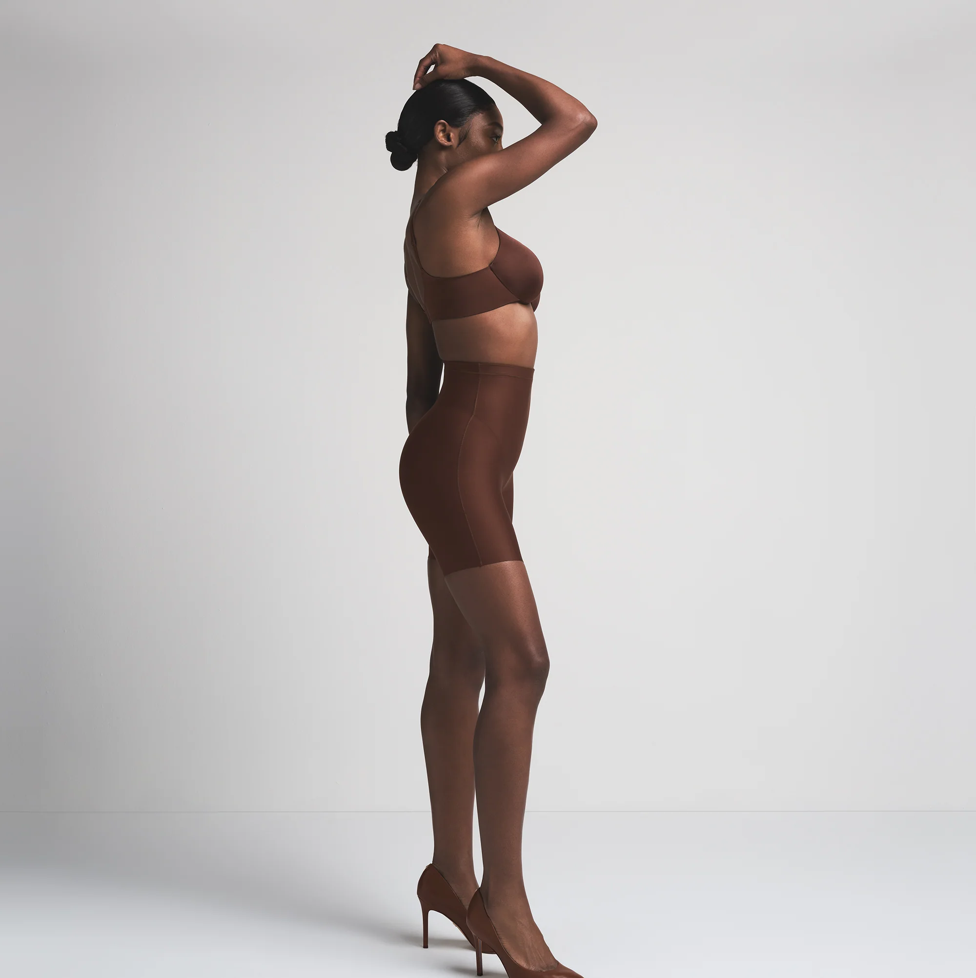 SKIMS BODY CORE SCULPT MID RISE SHORT | COCOA - Image 5