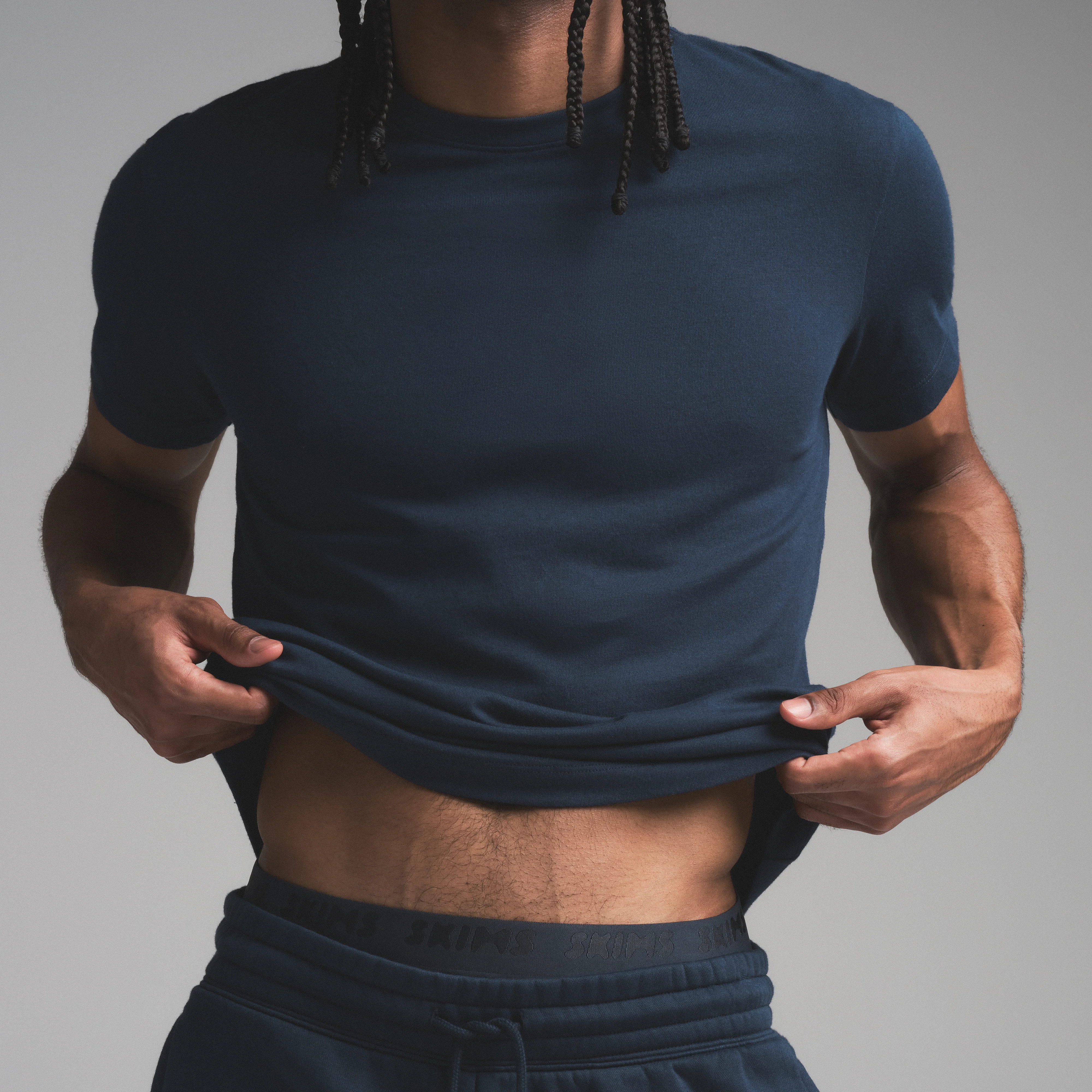SKIMS COTTON MENS CLASSIC T-SHIRT | NAVY - Image 3