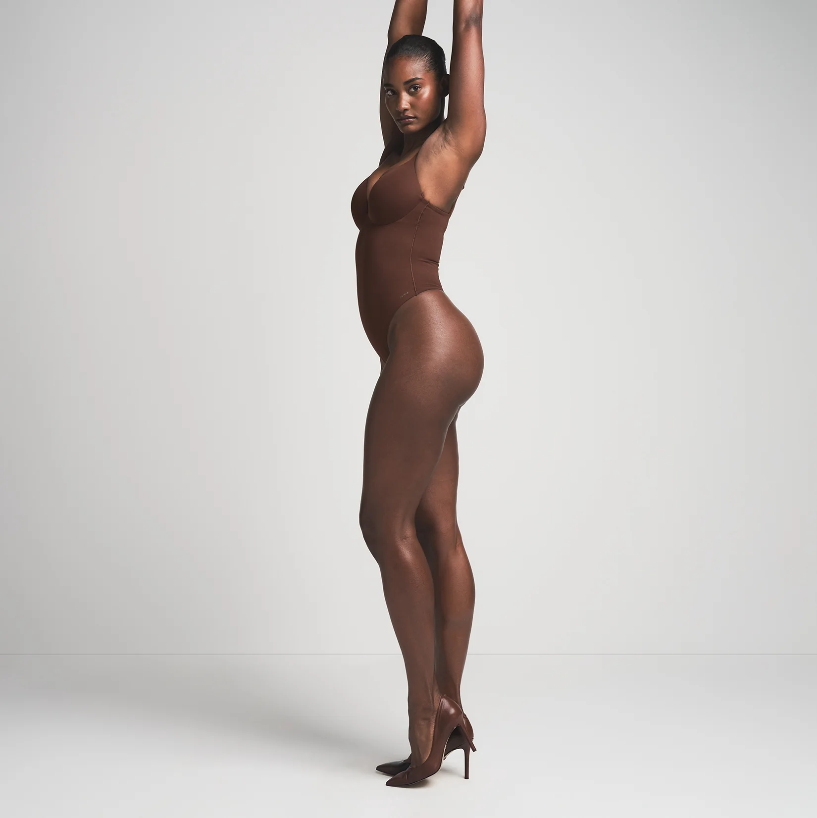 SKIMS ULTIMATE BODY PUSH-UP THONG BODYSUIT | COCOA - Image 3