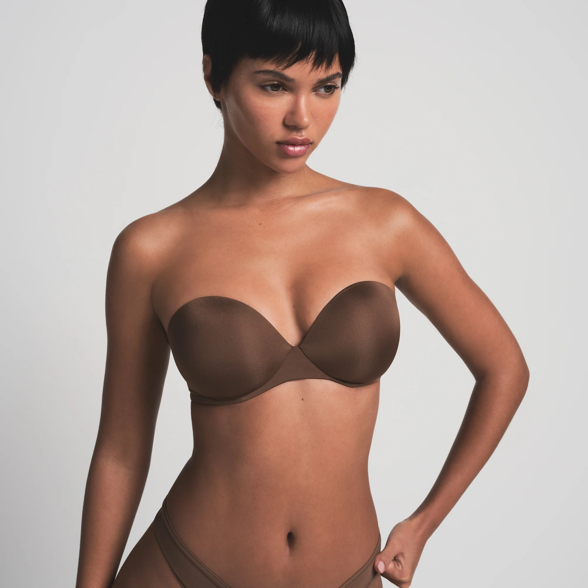 SKIMS ULTIMATE STRAPLESS PUSH-UP BRA | JASPER - Image 4
