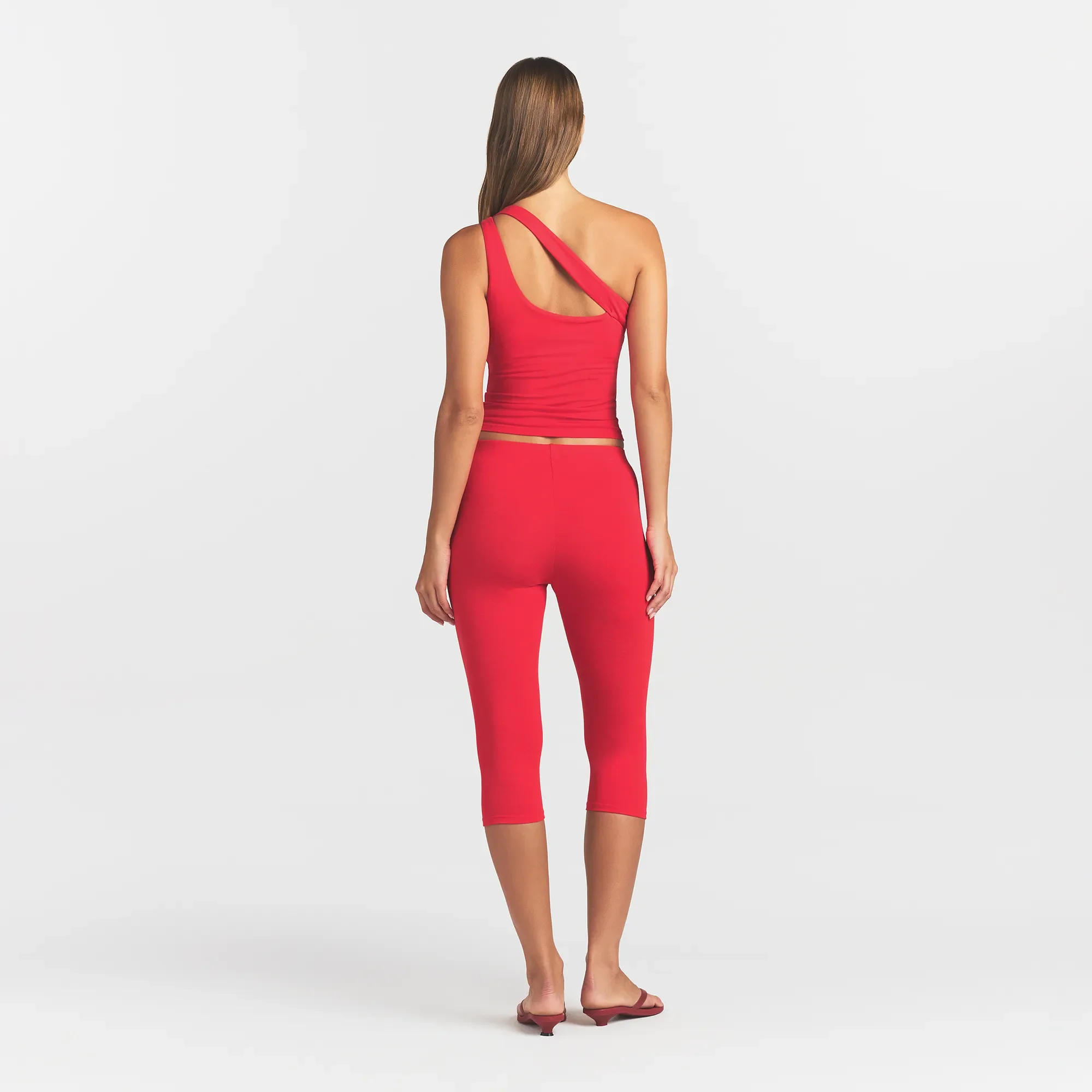 SMOOTH LAYERS HIGH-WAISTED CAPRI | CARMINE - Image 4