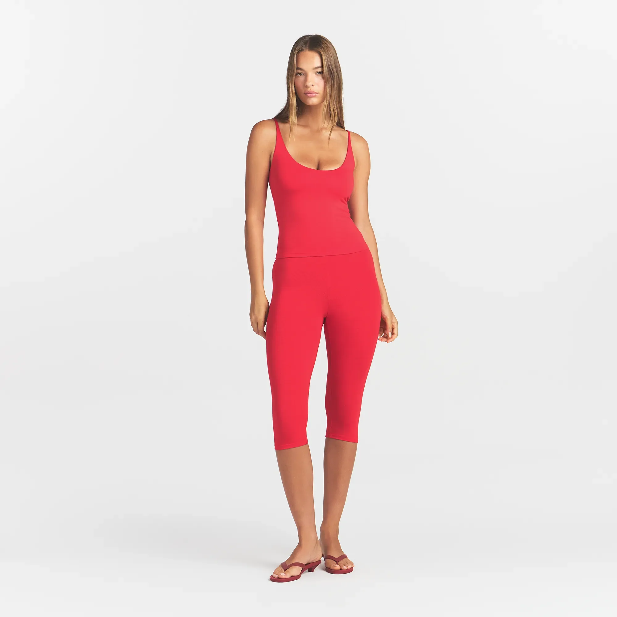 SMOOTH LAYERS SCOOP NECK CAMI | CARMINE - Image 2
