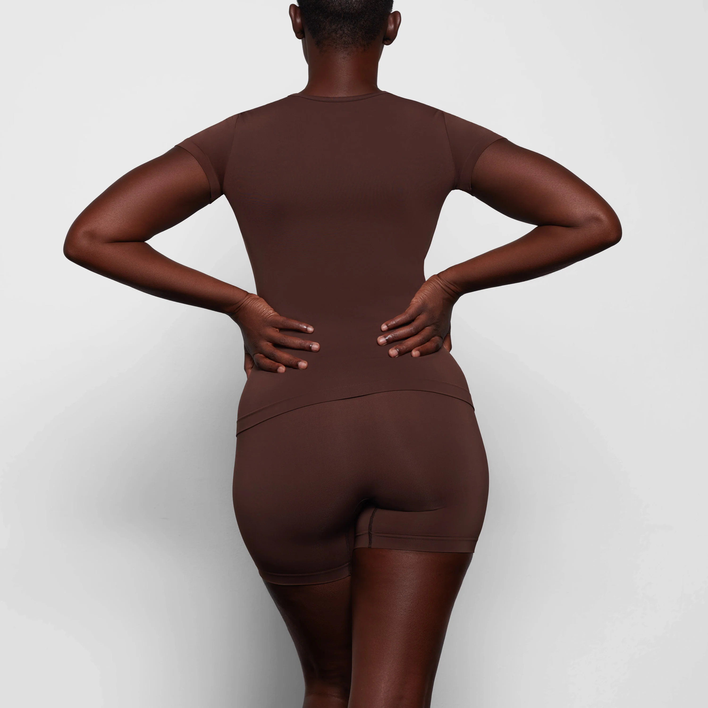 SOFT SMOOTHING SEAMLESS T-SHIRT | COCOA - Image 4
