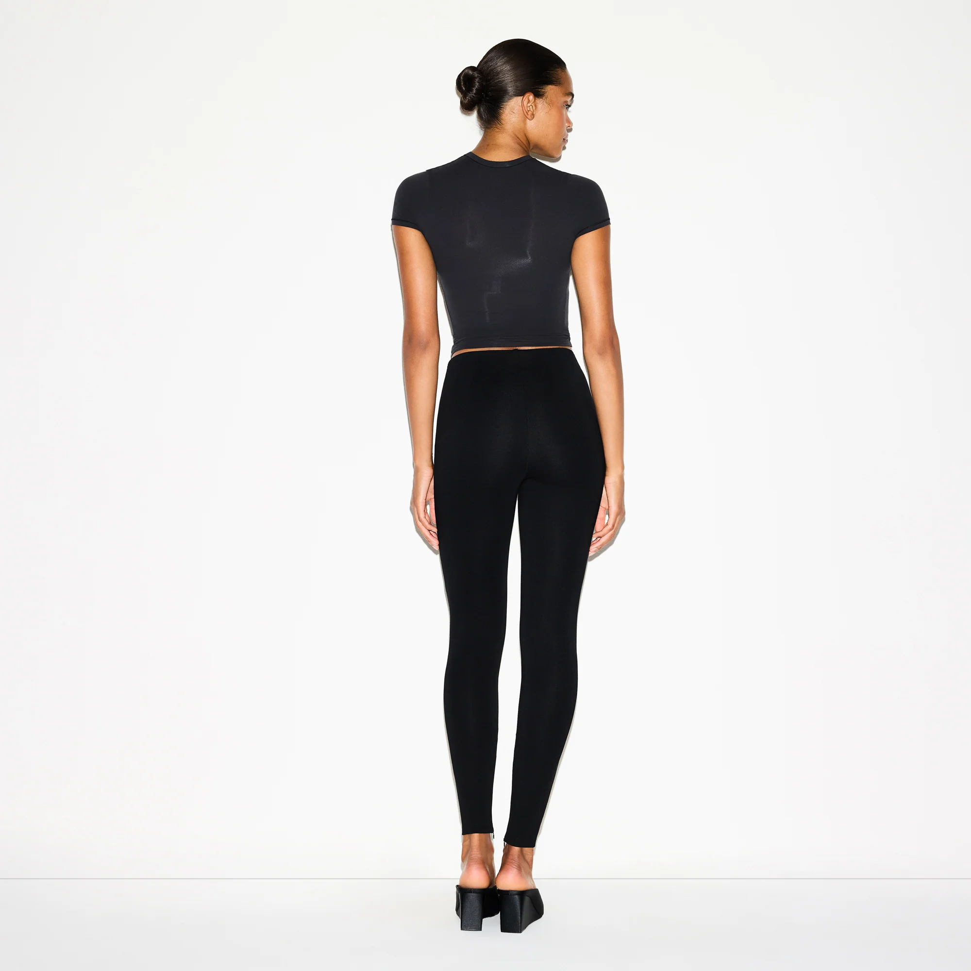 THE ESSENTIAL COLLECTION HIGH-WAISTED LEGGING | OBSIDIAN - Image 5