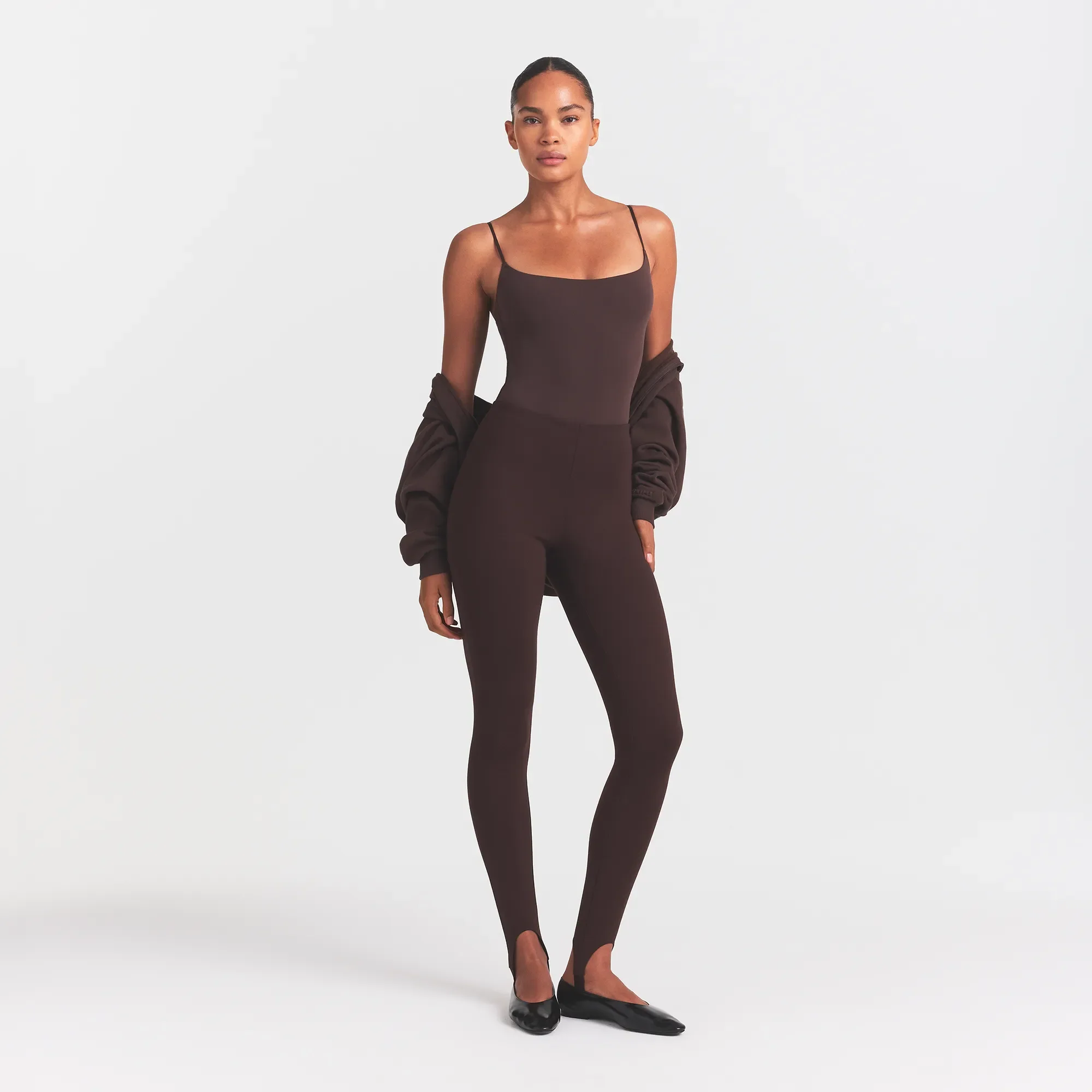 THE ESSENTIAL COLLECTION HIGH-WAISTED STIRRUP LEGGING | ESPRESSO - Image 2