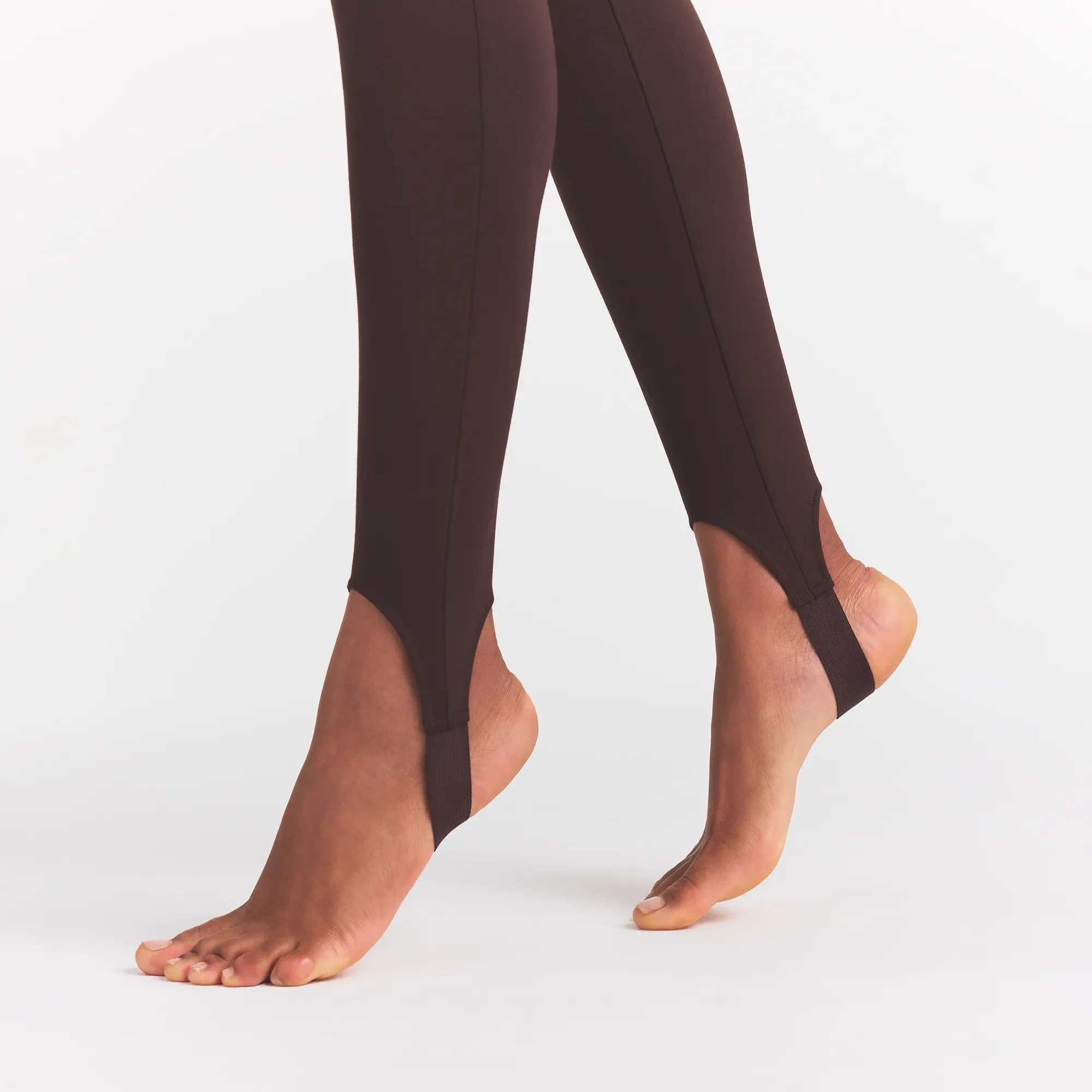 THE ESSENTIAL COLLECTION HIGH-WAISTED STIRRUP LEGGING | ESPRESSO - Image 3
