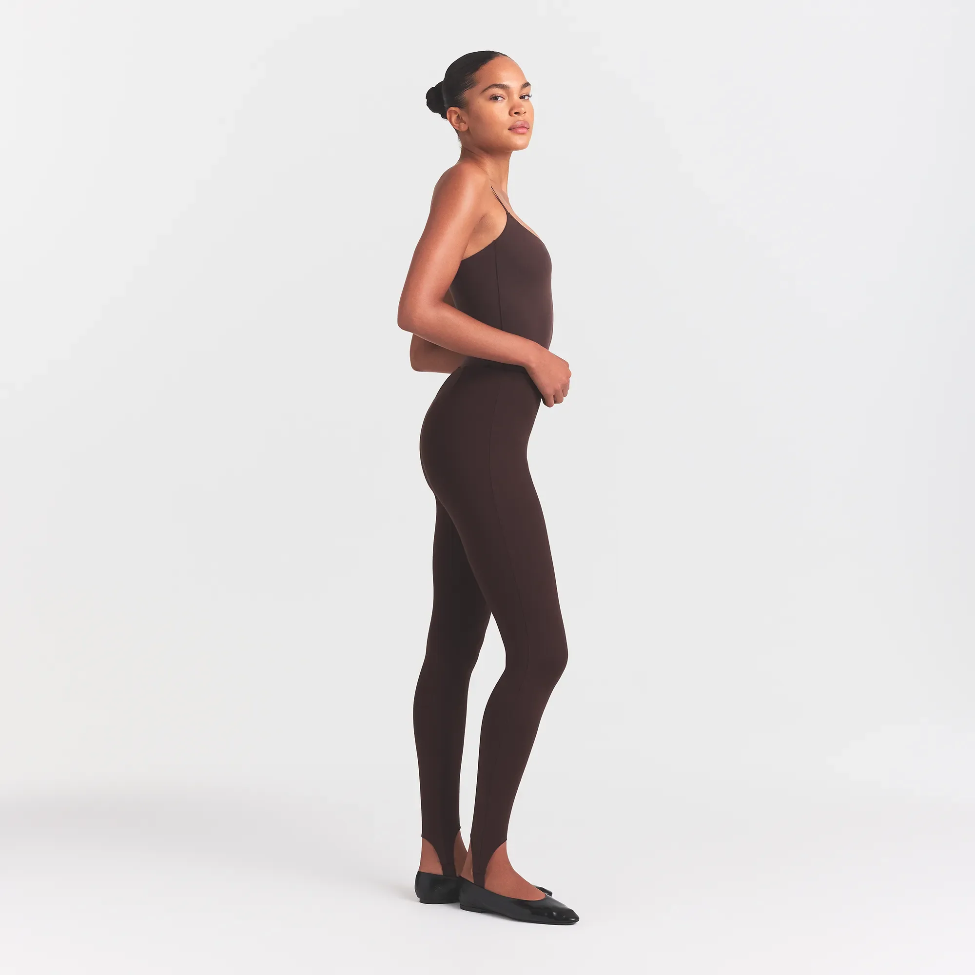 THE ESSENTIAL COLLECTION HIGH-WAISTED STIRRUP LEGGING | ESPRESSO - Image 4